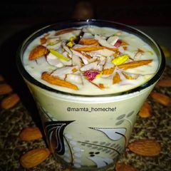 A picture of Almond MilkShake.