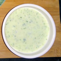 A picture of Green chutney.
