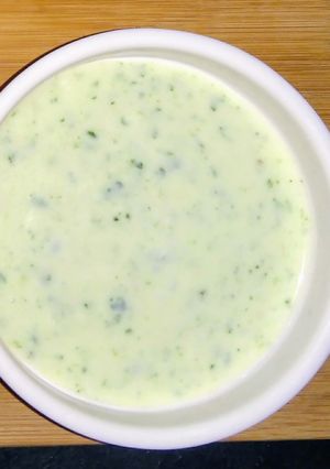 A picture of Green chutney.