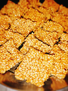 તલની ચીકી (Til Chikki Recipe In Gujarati) રેસીપી મુખ્ય ફોટો