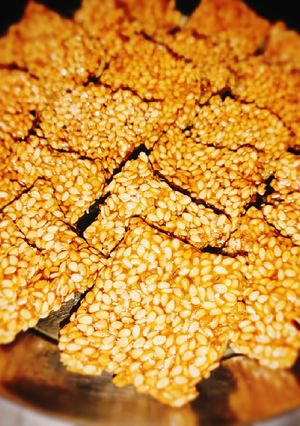 તલની ચીકી (Til Chikki Recipe In Gujarati) રેસીપી મુખ્ય ફોટો
