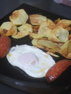 Una foto de Huevo con chorizos y patatas chips