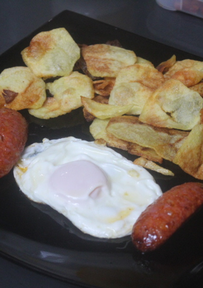 Una foto de Huevo con chorizos y patatas chips