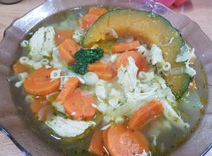 Una foto de Ideal sopa de vegetales fideitos y pollo
