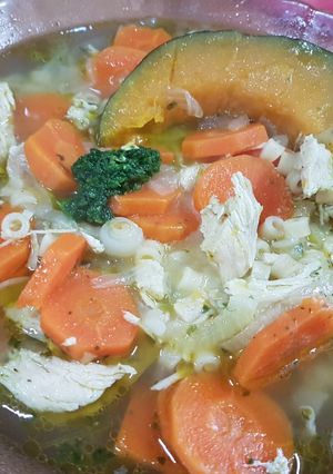 Una foto de Ideal sopa de vegetales fideitos y pollo