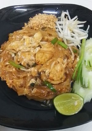 A picture of Chicken Pad Thai.