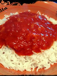 Una foto de Curry con leche de coco y arroz basmati