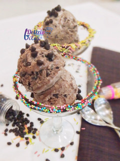 ચોકલેટ ચિપ્સ આઈસક્રીમ (ChocolateChips Icecream recipe in Gujarati) રેસીપી મુખ્ય ફોટો