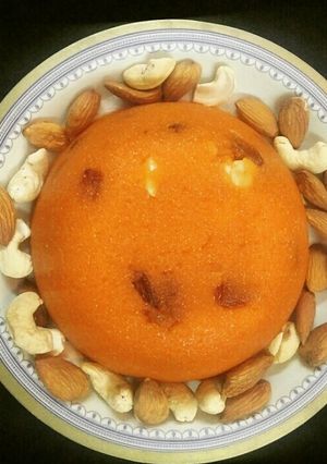 A picture of Kesariya Suji Halwa.