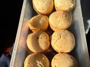 Una foto de pan de yuca sin queso