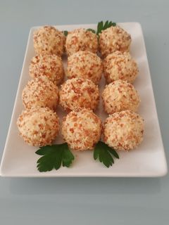 Фото Закуска к аперитиву. Шарики из сыра, с беконом и фундуком.