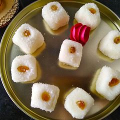 A picture of Coconut ladoo.