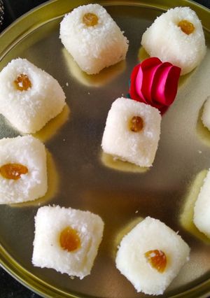 A picture of Coconut ladoo.