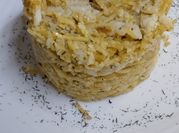 Una foto de bacalao dorado patatas para