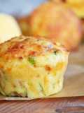 Wytrawne muffinki z szynką i serem