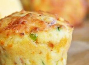 Zdjęcie przepisu Wytrawne muffinki z szynką i serem.