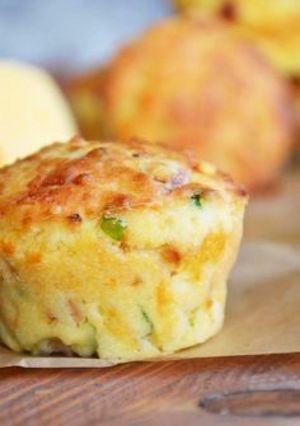 Zdjęcie przepisu Wytrawne muffinki z szynką i serem.