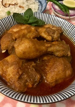 A picture of Murgh Handi or Chicken Handi.