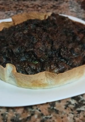 Una foto de Quiche de morcilla con uva y espinacas