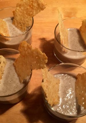 Une photo de Soupe de cèpes, tuiles au parmesan