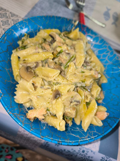 Una foto de Pasta con verduras y salmón