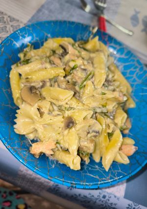 Una foto de Pasta con verduras y salmón