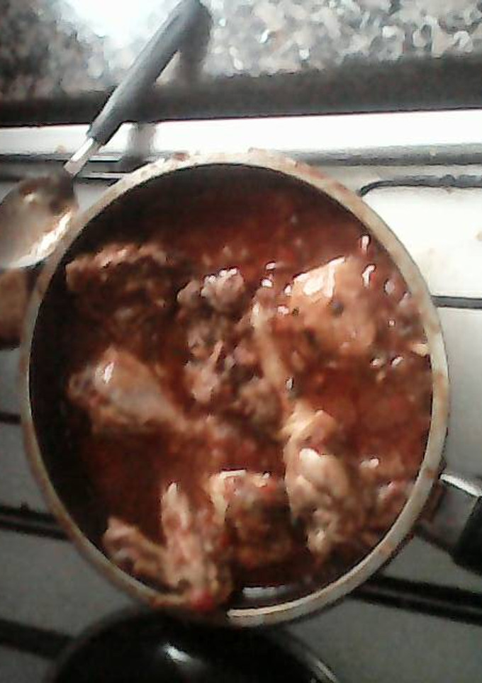 Una foto de Salsa de pollo con fideos tallarines