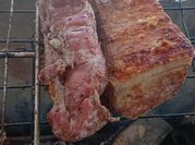 Una foto de chancho a la brasa