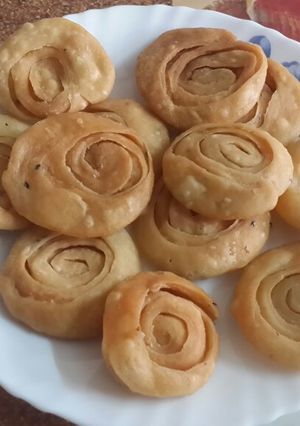 A picture of Crispy layered Verki Puri,a tea time snack.