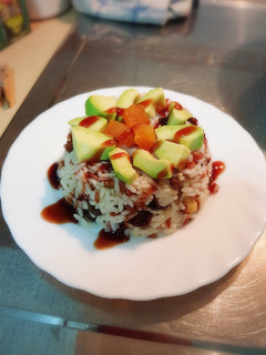 Una foto de Ensalada de arroz integral con aguacate y frutos secos