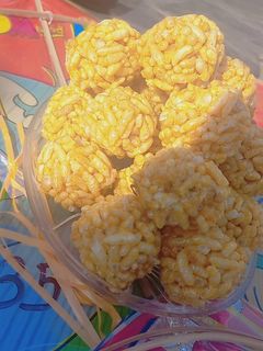 गुड और मुरमुरे के लड्डू(gud aur murmure ke laddu recipe in hindi) रेसिपी मुख्य फोटो