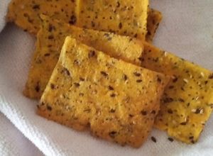 Una foto de Crackers de Harina de Maíz y Semillas