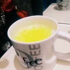 A picture of Haldi wala dudh (turmeric milk).