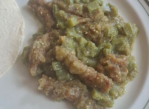 Una foto de Chicharrón con nopalitos en salsa verde