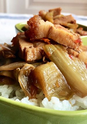 Hình của món Heo quay kho dưa cải.