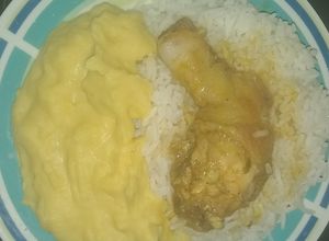 Una foto de Pollo a la Olla con Puré
