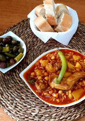 Una foto de Gurullos de conejo y garbanzos