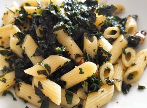 Foto di Mezze penne cavolo nero e acciughe