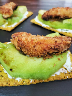 Una foto de Cracker de melón a la plancha con gambón crujiente al teriyaki