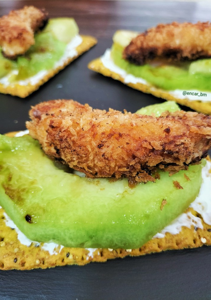 Una foto de Cracker de melón a la plancha con gambón crujiente al teriyaki