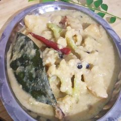A picture of Cauliflower curry with white gravy.