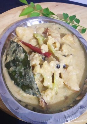 A picture of Cauliflower curry with white gravy.
