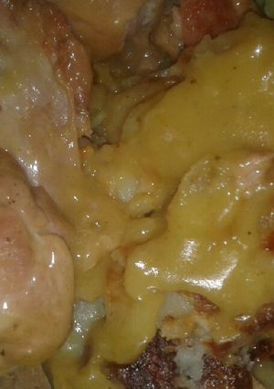 Una foto de Pollo al horno con papas y salsa de mostaza