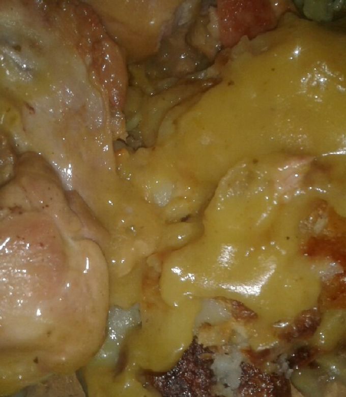 Una foto de Pollo al horno con papas y salsa de mostaza