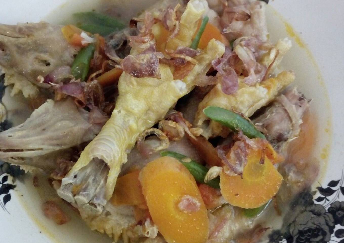 Sup sayuran kepala ceker ayam goreng