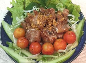 Hình của món Sườn ram tỏi.