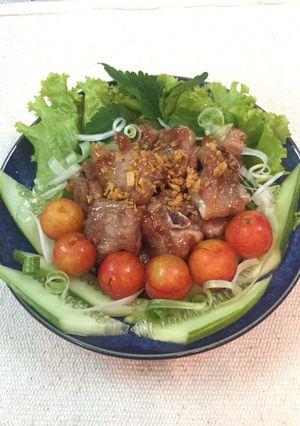 Hình của món Sườn ram tỏi.