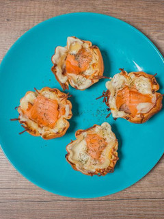 Una foto de Cestitas de salmón ahumado