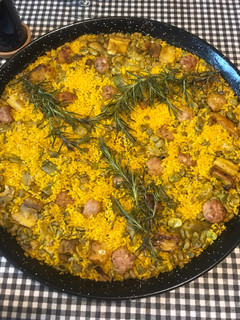 Una foto de Arroz en paella de costillas con alcachofas y habitas