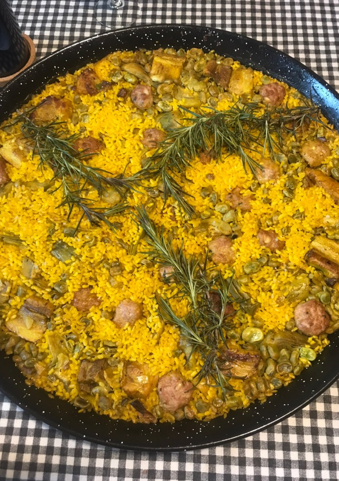 Una foto de Arroz en paella de costillas con alcachofas y habitas